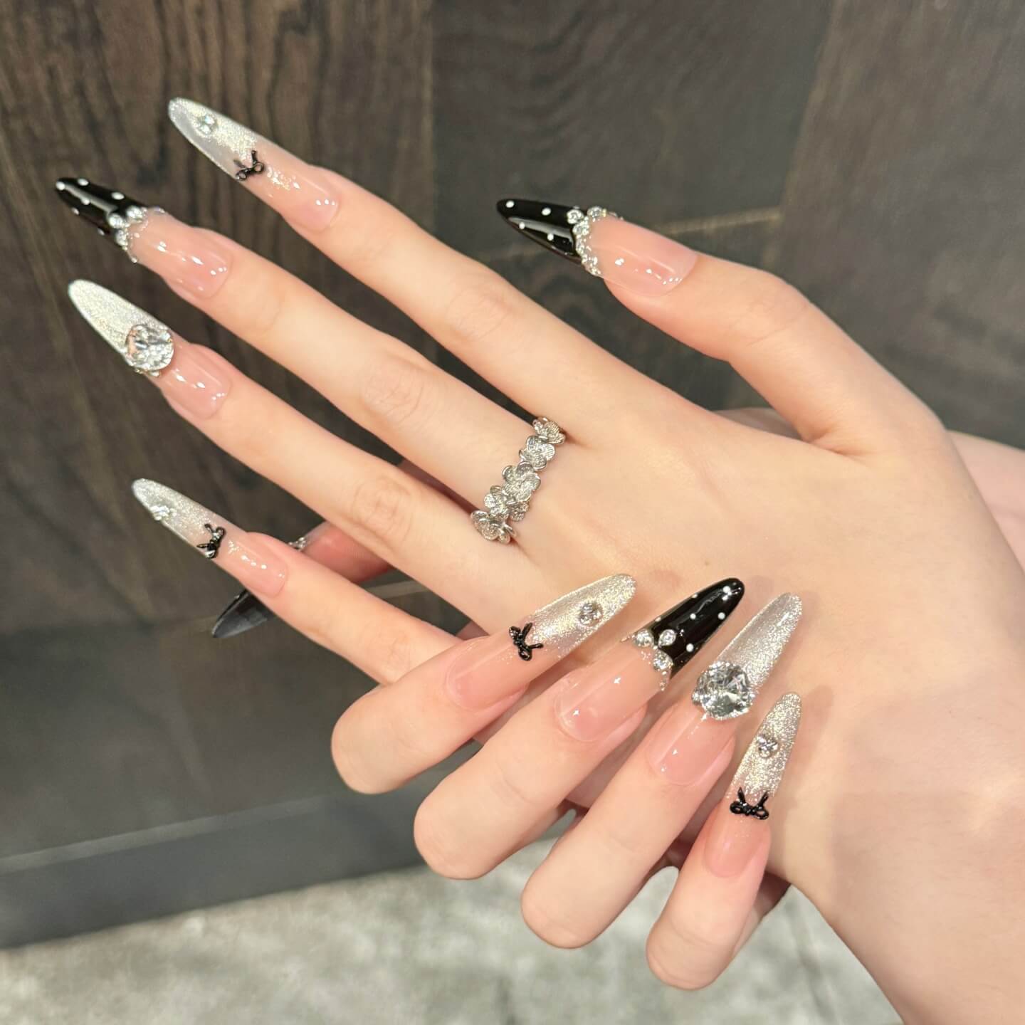 ブラック×シルバーの姫系ビジューネイル|リボン付きロングスティレットチップ