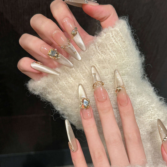 ロングスティレット×シャンパンゴールド×蝶モチーフ|宝石きらめくラグジュアリーフェアリーネイルチップ