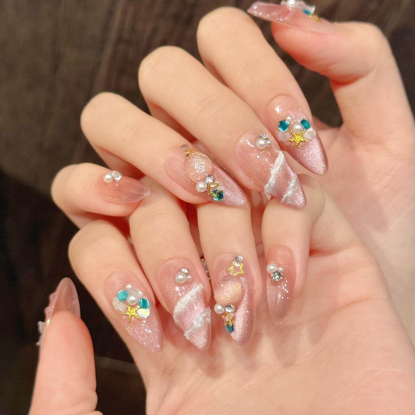 夏限定・海のきらめきネイル|パール&シェル付きオーロラチップ