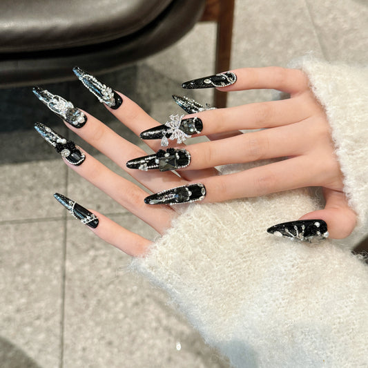 ブラックラメ×3Dビジュー|高級感あふれるゴージャスネイルチップ