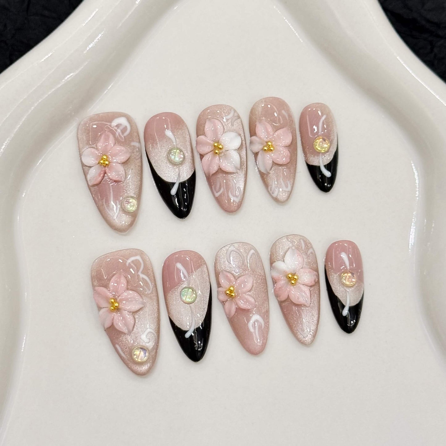 「アーモンドネイル×3Dフラワー×ブラックフレンチ|甘さとクールが溶け合うアートネイルチップ」