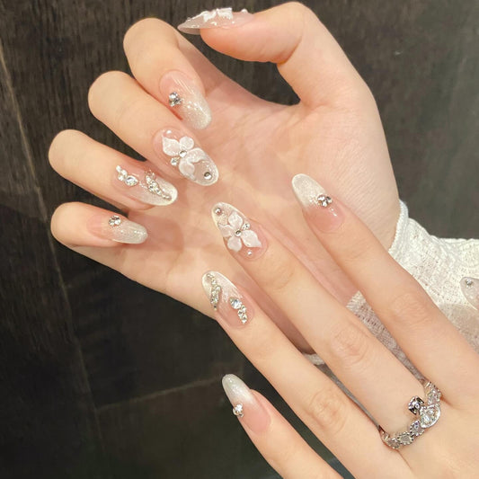 透明感あふれるホワイト×立体フラワー|上品さと華やかさを兼ね備えた大人の輝きネイル