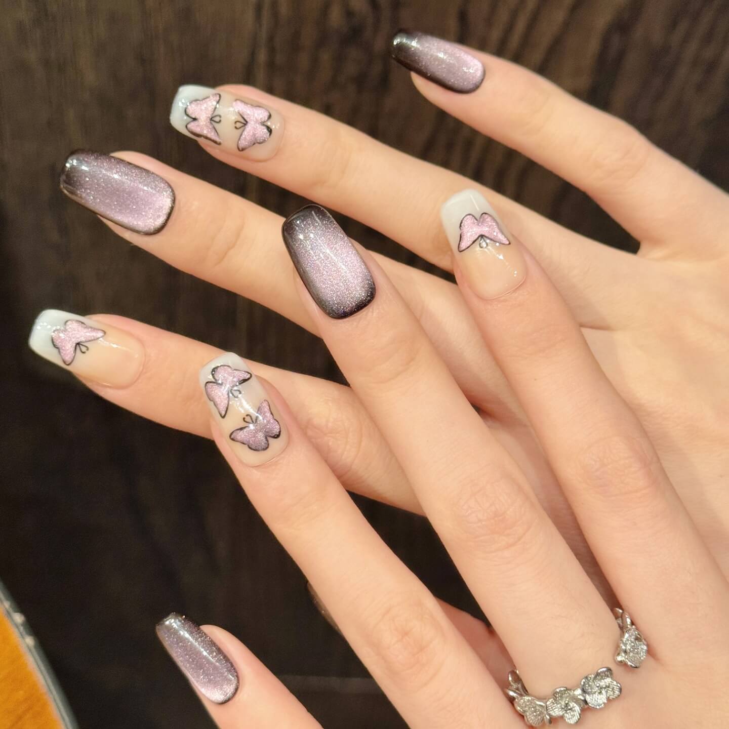 指先に舞う夜蝶🦋ブルーグラデが美しすぎる✨
