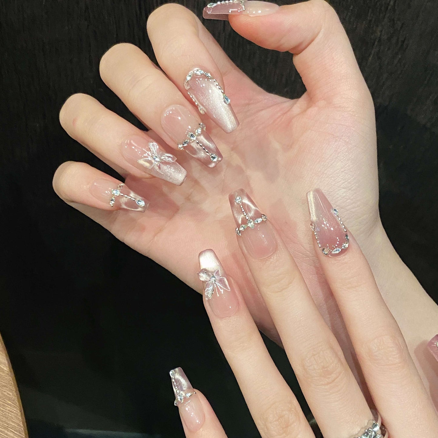 ARUVELA【蝶の煌めき】透明感あふれる氷感オーロラネイル｜爆光×美白効果のキャッツアイ｜ハンドメイドつけ爪