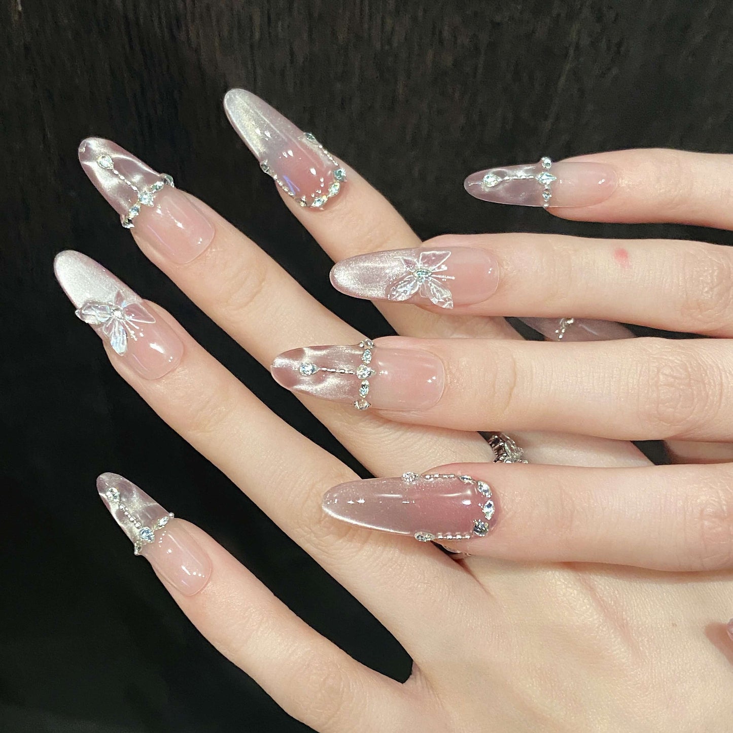 ARUVELA【蝶の煌めき】透明感あふれる氷感オーロラネイル｜爆光×美白効果のキャッツアイ｜ハンドメイドつけ爪