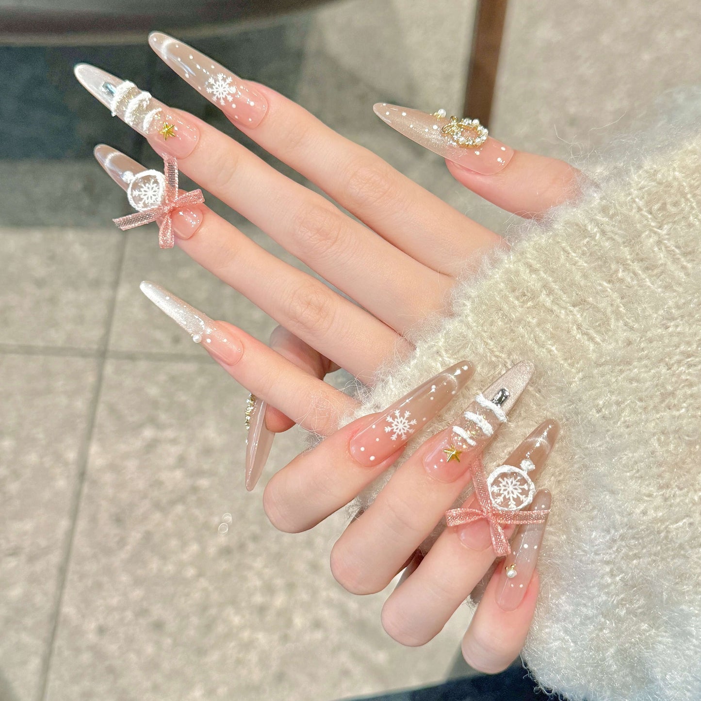 【冬のきゅんかわ】ホワイトピンク×リボン🎀｜クリスマス気分の肌映えネイル
