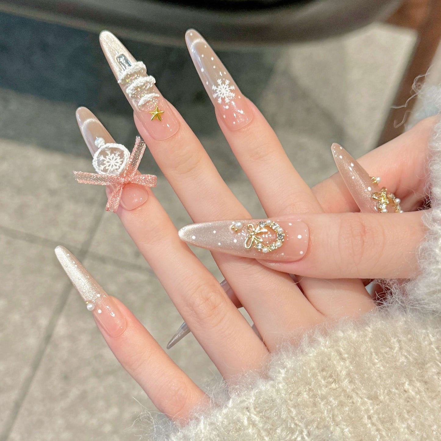 【冬のきゅんかわ】ホワイトピンク×リボン🎀｜クリスマス気分の肌映えネイル