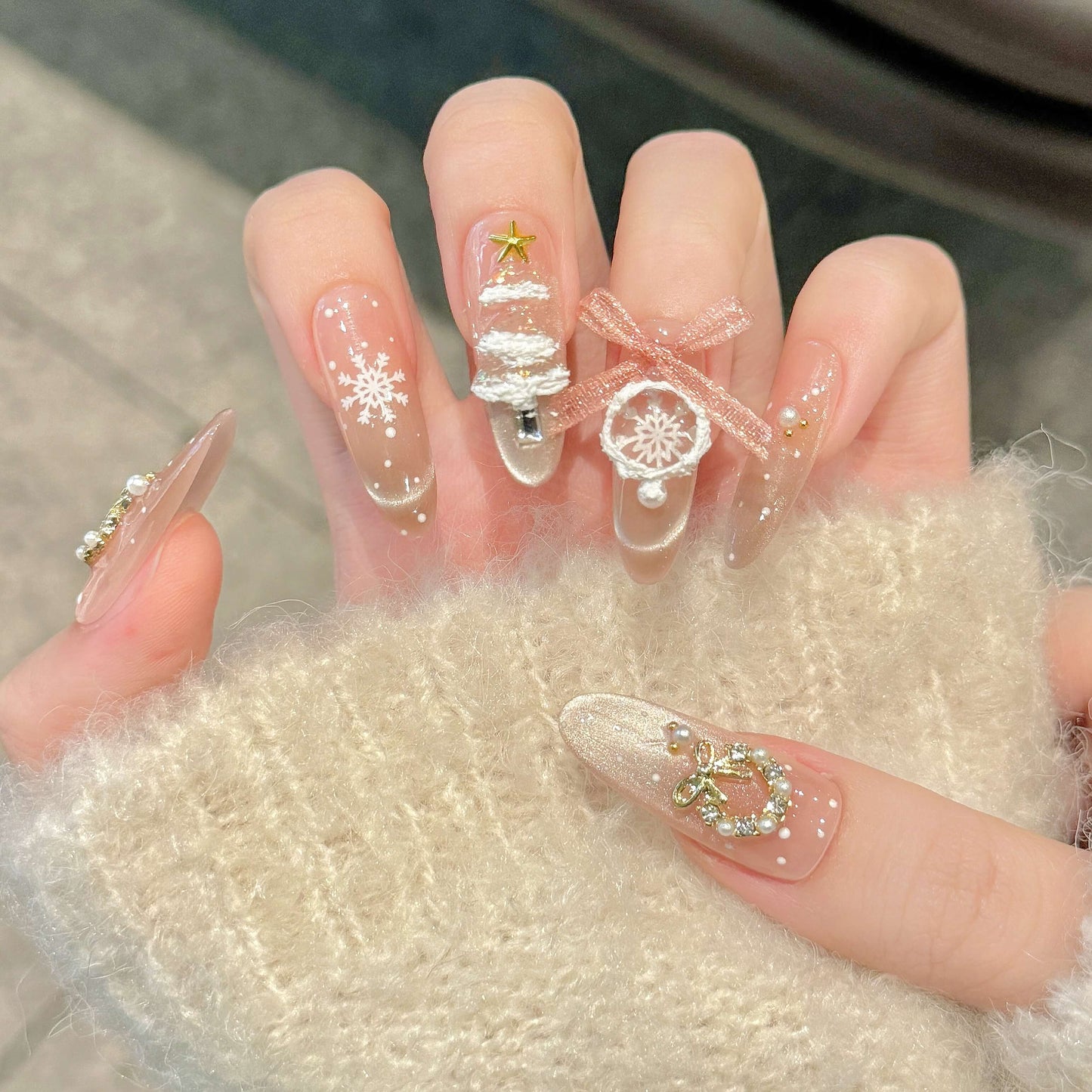 【冬のきゅんかわ】ホワイトピンク×リボン🎀｜クリスマス気分の肌映えネイル