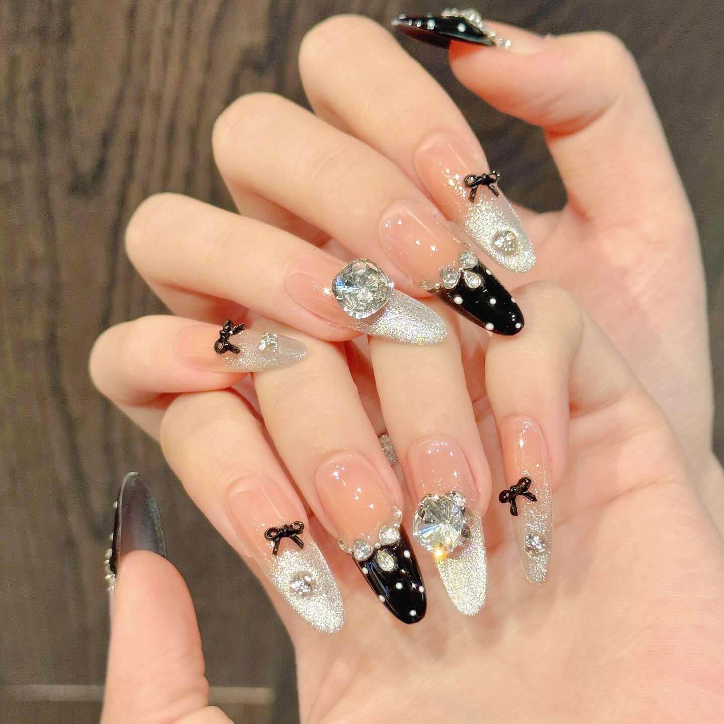 ブラック×シルバーの姫系ビジューネイル｜リボン付きロングスティレットチップ