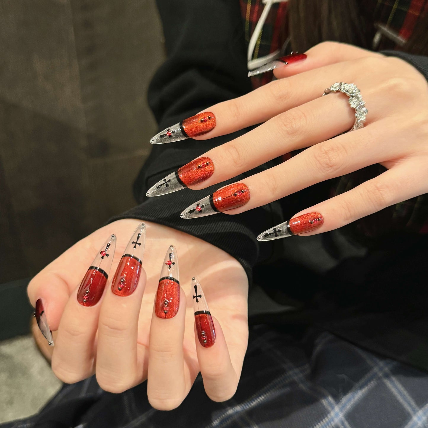 ロングスティレット×ブラッディレッド｜ゴシッククロスが輝く退廃美ネイルチップ