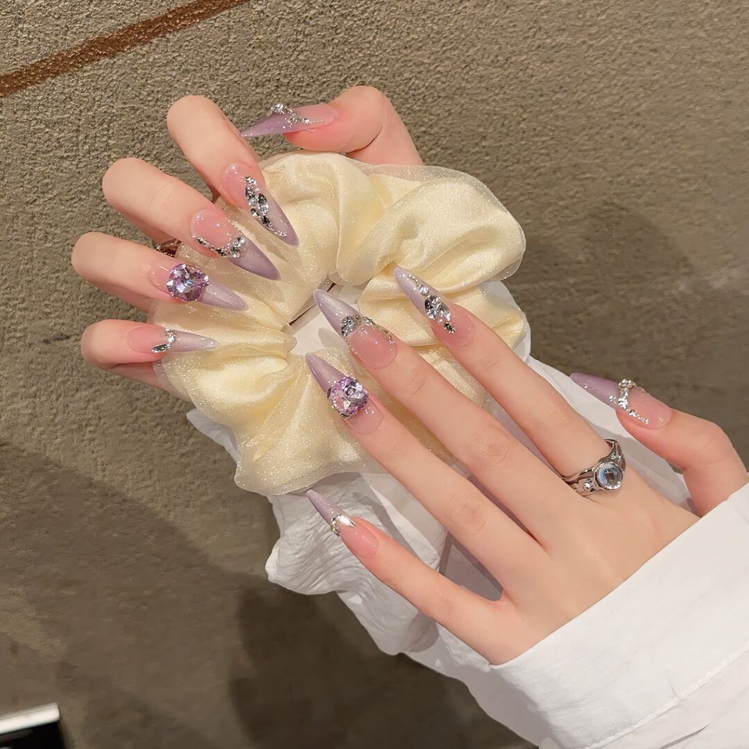 ロングスティレット×ラベンダーグラデ｜ビジュー煌めくフェアリープリンセスネイルチップ