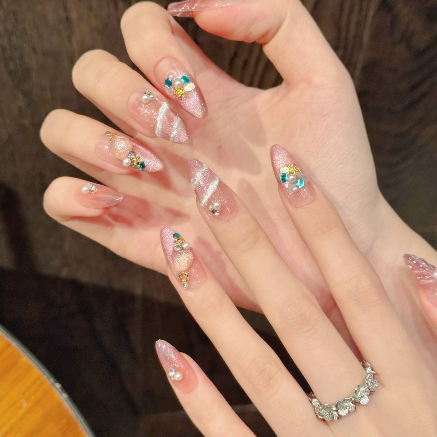 夏限定・海のきらめきネイル｜パール＆シェル付きオーロラチップ