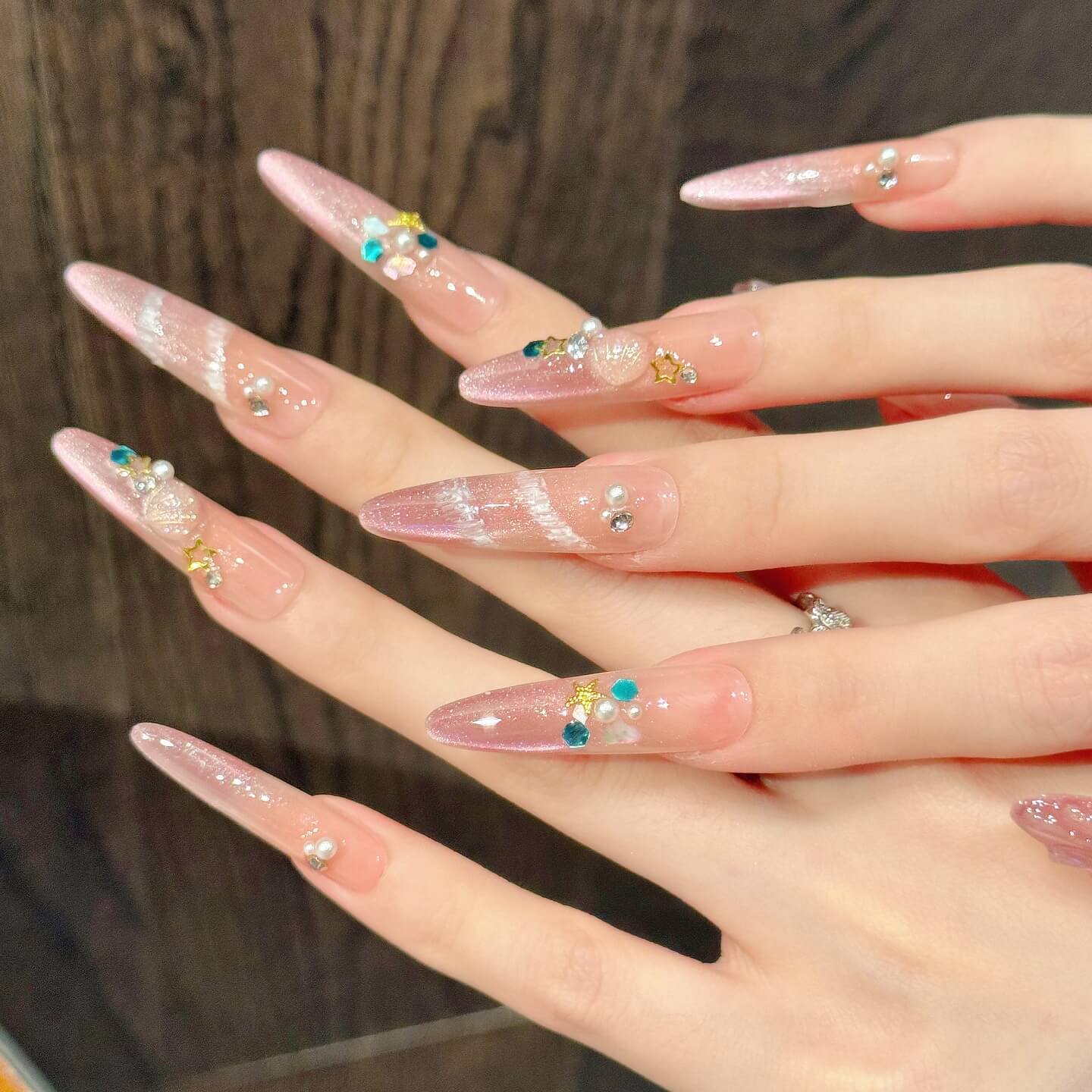 夏限定・海のきらめきネイル｜パール＆シェル付きオーロラチップ