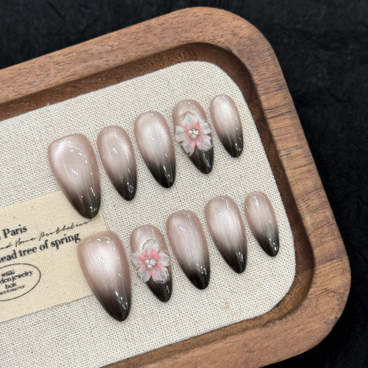 「アーモンドネイル×くすみグラデーション｜夜桜のように咲く上品フラワーネイルチップ」