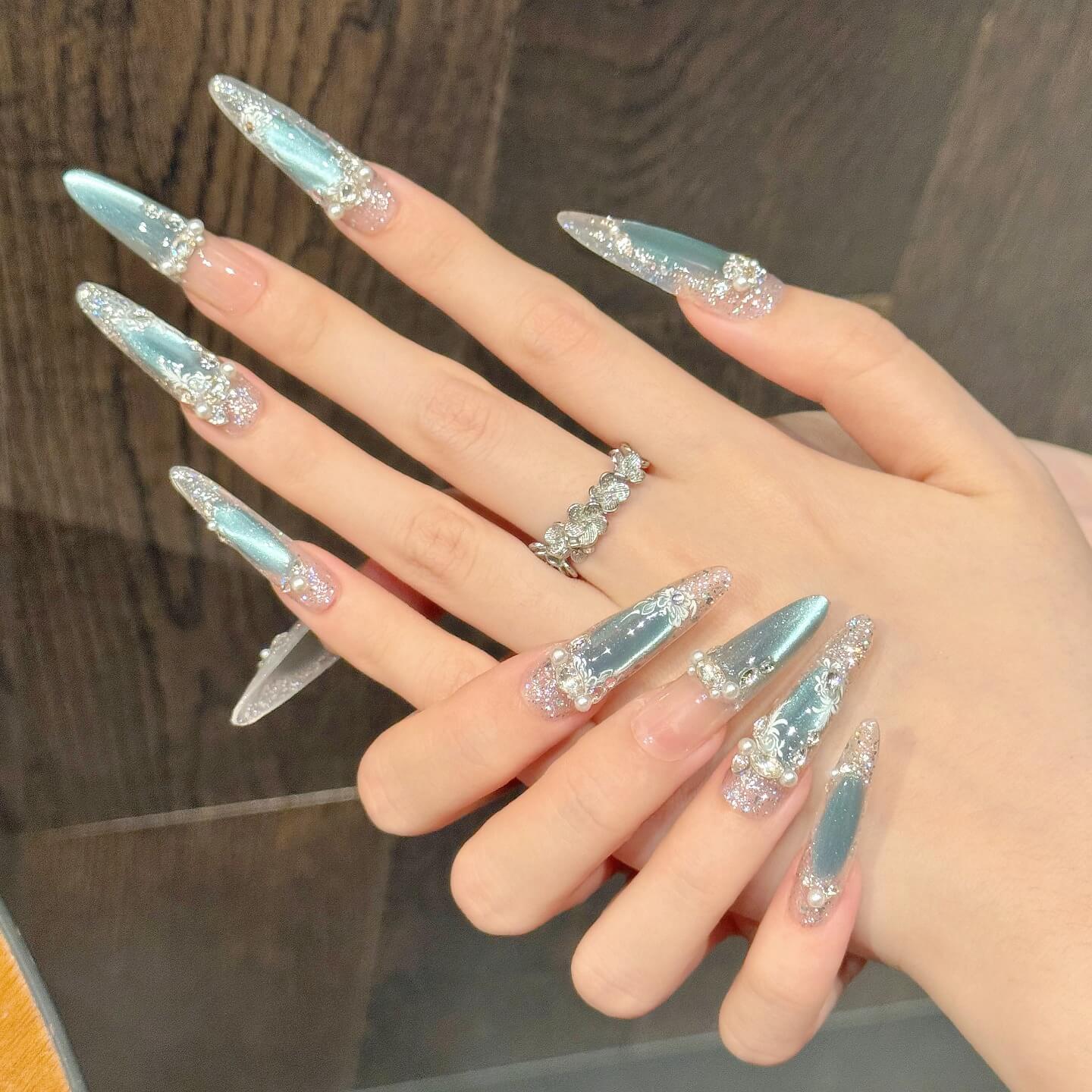 「3種の華やかネイルチップ｜オーロラ氷ブルー×立体フラワー×パール」
