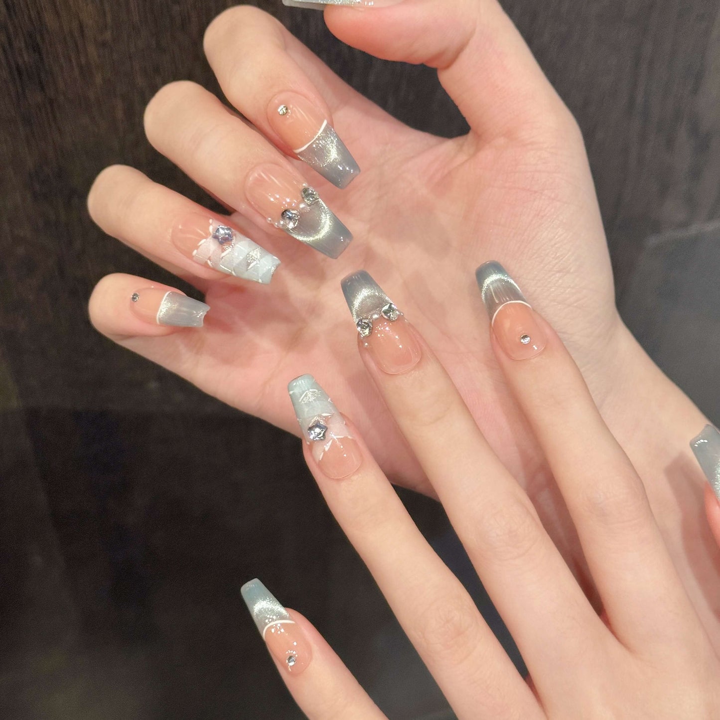 「通勤もデートもOK♡ フレンチ風ネイルで毎日ときめく」