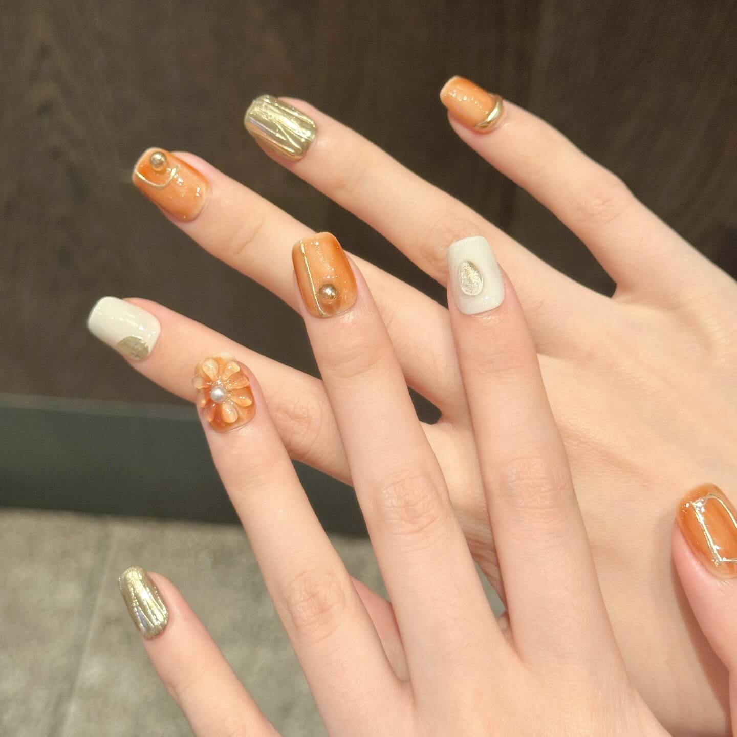 キャラメルブラウン×立体フラワーの大人可愛いネイル｜ゴールドミラーで高級感アップ