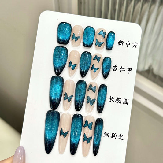 ✨エレガントでミステリアスなブルー系マグネットグラデーションに、立体感のあるキラキラの蝶々をプラスしたデザイン。